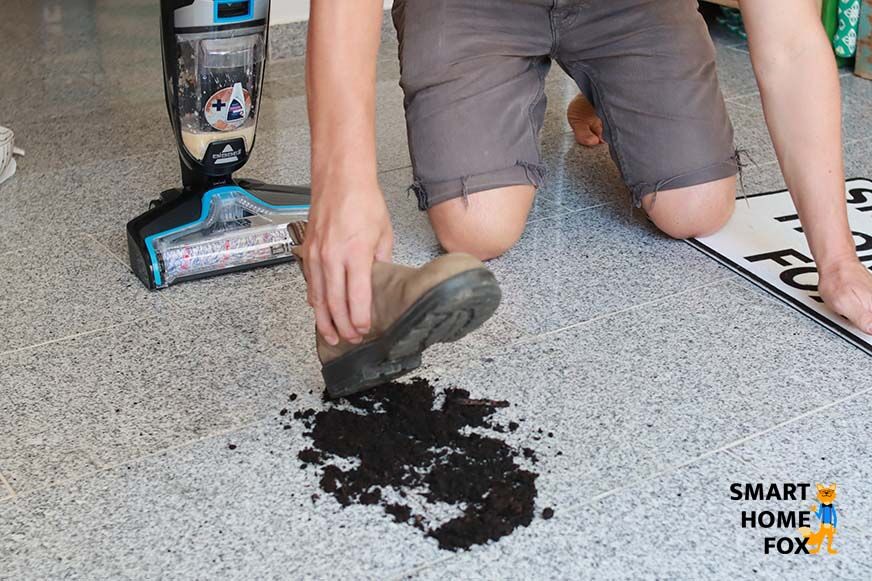 Reinigung von Erde auf dem Boden